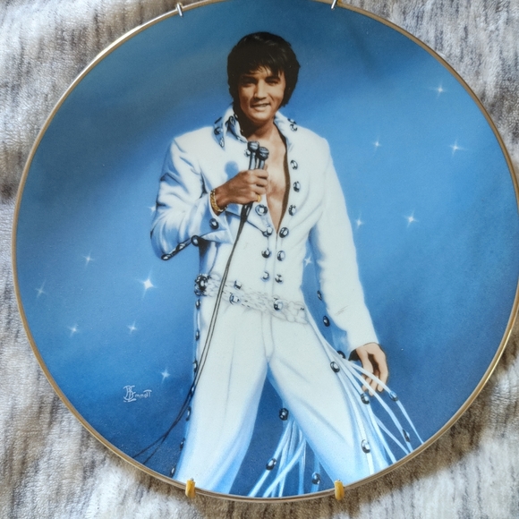 2 Elvis collectors plates - Picture 3 of 5